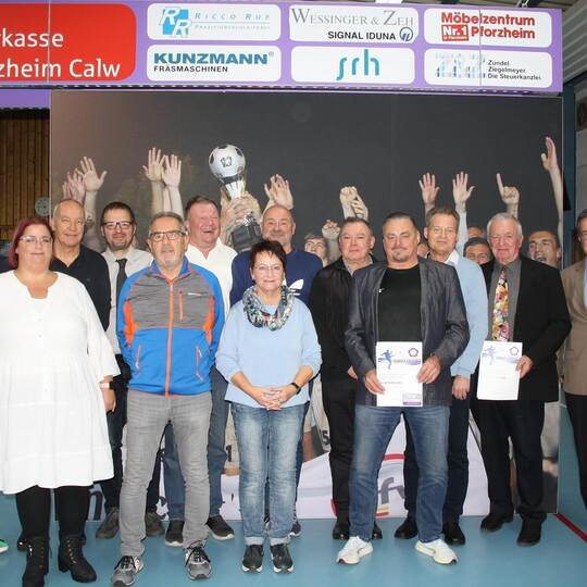 Verantwortlich und die bei der Versammlung anwesenden Geehrten des FC Nöttingen: (vorn von links) Natalie Weidlich, Thomas Egel,