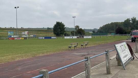 Die marode Tartanbahn beim Knittlinger Fußballplatz wird entfernt und durch eine Rasentragschicht ersetzt. Das hat der Gemeinder