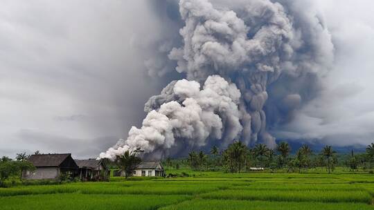 Vulkan Semeru in Indonesien spuckt Aschesäule Vulkan Semeru in Indonesien spuckt Aschesäule