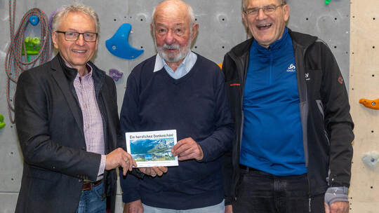 Rolf Constantin (Mitte) tritt den Vorsitz bei der Pforzheimer Alpensektion an den ehemaligen Pforzheimer Baubürgermeister und Al Alpensektion Pforzheim