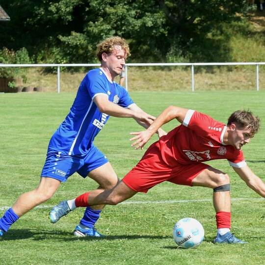Ganz schön ins Straucheln gekommen ist im Lauf der Vorrunde der SV Huchenfeld (rechts mit Valentin Armbruster), der – wie hier b