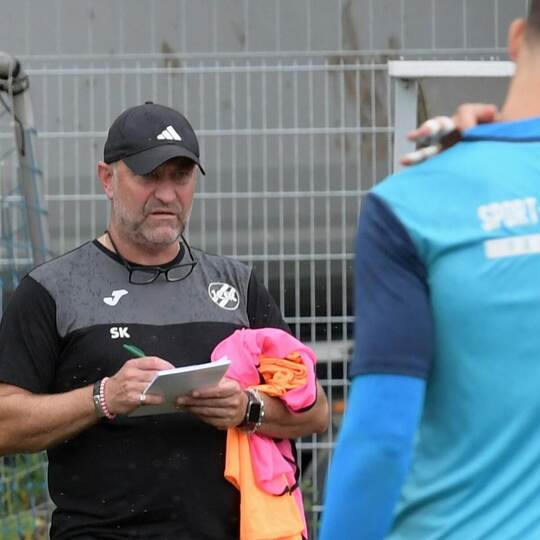 Hat sich Notizen gemacht: Torwarttrainer Stefan Karcher coacht den CfR am Samstag interimsweise gegen den KSC II. Foto: Michael