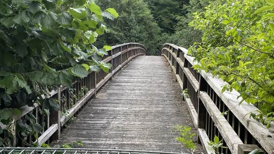 Wegen Mängeln am Tragwerk ist der Enzberger Enzsteg seit April 2023 für die Öffentlichkeit gesperrt. Ein Ersatzbauwerk ist aber
