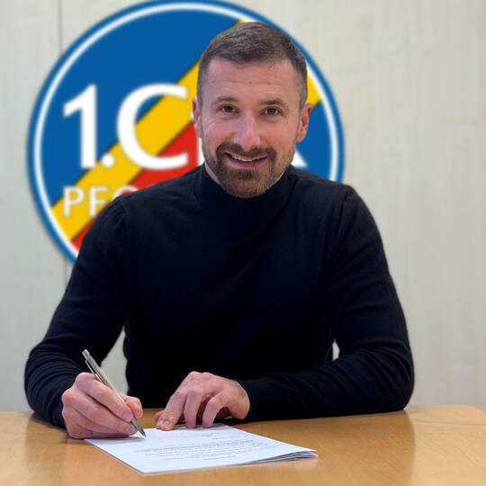 Der Vertrag für die neue Saison ist unterschrieben: Dirk Rohde trainiert ab Sommer 2026 den CfR. Foto: Marco Nabinger