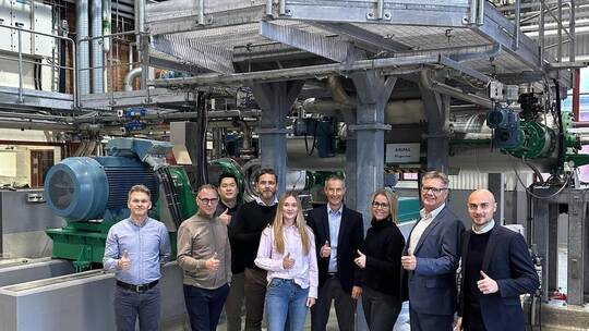 Henrik Lefvert (Zweiter von rechts), Geschäftsführer der Cellwood Machinery AB, freut sich auf die Zusammenarbeit. Rechts Klaus-