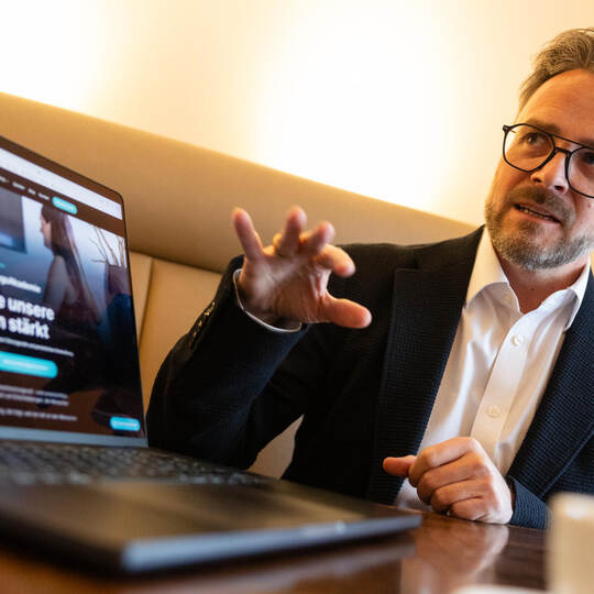 Peter Boch erläutert der PZ im „Rodensteiner“ das überwiegend digitale Angebot seiner neuen Firma, die kommunalen Führungskräfte Peter Boch Consulting Gründung