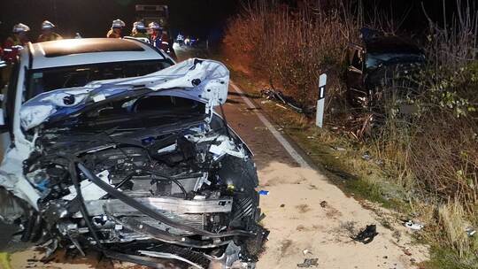 Frontalzusammenstoß mit drei Fahrzeugen Frontalzusammenstoß mit drei Fahrzeugen