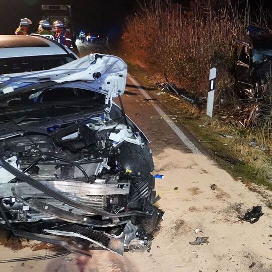 Frontalzusammenstoß mit drei Fahrzeugen