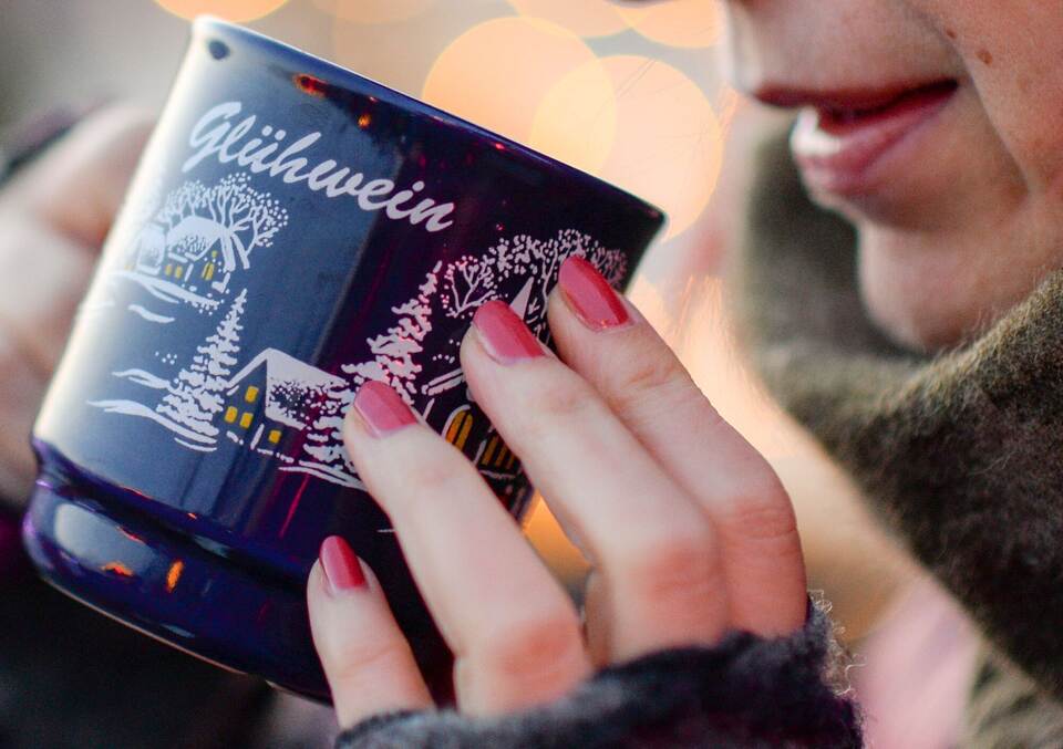 Glühwein auf dem Weihnachtsmarkt Glühwein auf dem Weihnachtsmarkt