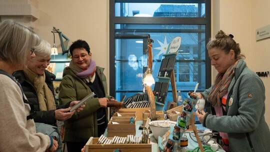 Jenny Emde (rechts) von „2ungrad“ aus Karlsruhe berät Jutta Bannert (Mitte) und zwei weitere Kundinnen aus Calw.