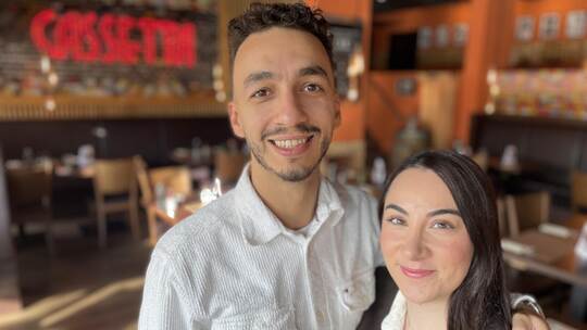 Glücklich und seit kurzem als Ehepaar in ihrem Restaurant „Cassetta“ vereint: Amir und Hatice Salhani. Roth