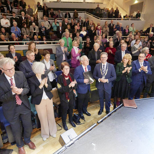 Stehend applaudiert das große Publikum im Theater dem frisch gekürten Träger des Reuchlinpreises, Karl Schlögel. Verleihung Reuchlinpreis an Prof em Dr Karl Schlögel