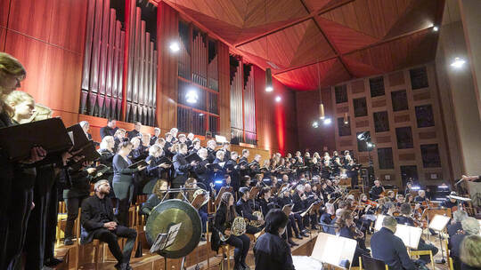 Das gesamte Ensemble von Chor, Orchester, Solisten und Leitung in Dvoráks Requiem zu eindrucksvoller Klangpracht vereint. In der Stadtkirche. Oratorienchor Pforzheim. Antonin Dvorak "Requiem"