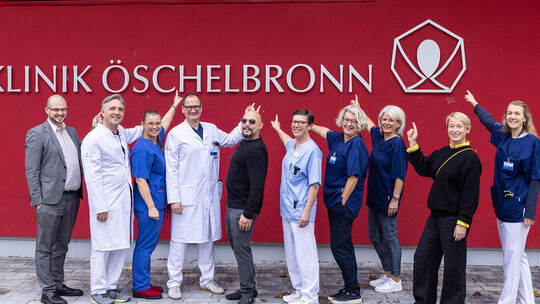 Fabian Bunzel (Erster von links) und Maria Wert (Zweite von rechts) und die Mitarbeitenden aus dem ärztlichen Dienst und der Pfl