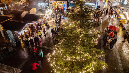 Auf dem Mühlacker Weihnachtsmarkt zeigen die Kunstschaffenden handgearbeitete Unikate – von Holzkunst und Keramik über Näh- und