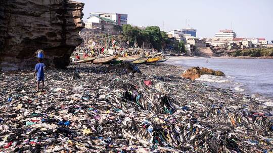 Textilmüll am Strand von Accra