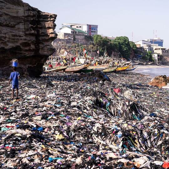 Textilmüll am Strand von Accra