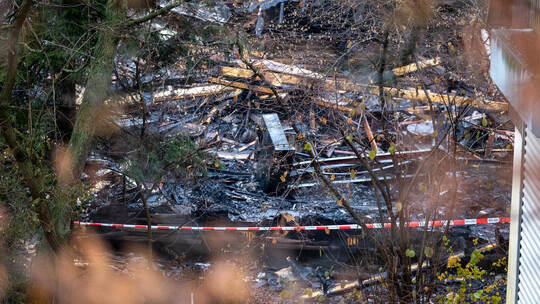 Die Feuerkatastrophe in der Holzwerkstatt auf dem Gelände der Knittlinger Störrmühle hat eine Brandruine hinterlassen. Foto: Röh