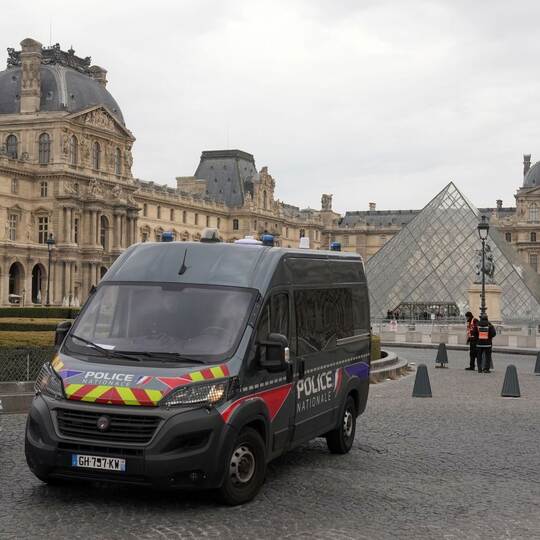 Raubüberfall auf Louvre in Paris