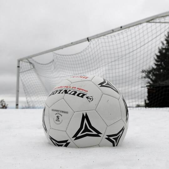Manchmal ist alles klar: Auf diesem schneebedeckten Platz würde nicht gespielt werden. Teilweise geht es aber auch im Winter um