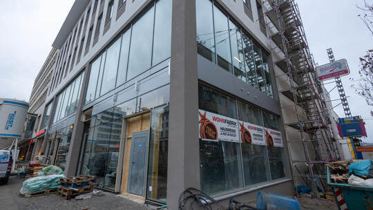 Die Fassade des Komplexes am „Leo“ ist bereits neu gestaltet. Übergabe Rewe am Leo