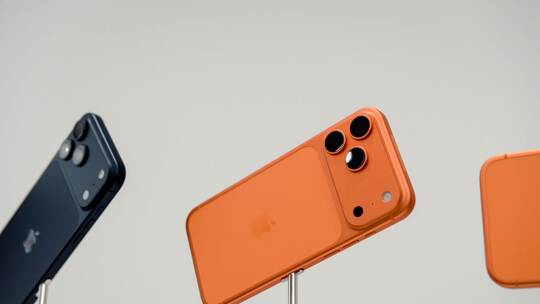 Apple iPhone Pro in den Farben Tiefblau und Cosmic Orange