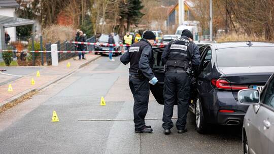 Mann niedergestochen - Polizei sucht nach Verdächtigem