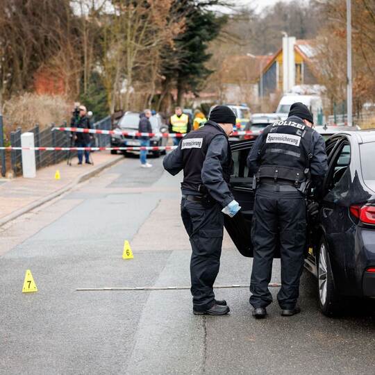 Mann niedergestochen - Polizei sucht nach Verdächtigem