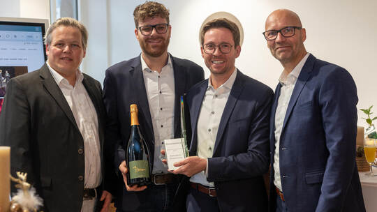 Jan-Christian Fross (links) und Ulrich Liedy (rechts) vom Hörgerätehersteller Phonak würdigten den Unternehmer Fabian Böhm (Zwei Auszeichnung Böhm Hörakustik