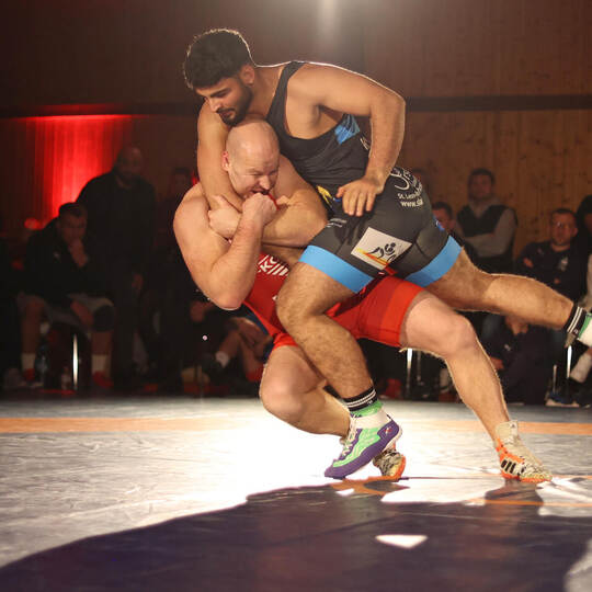 Der KSV Ispringen mit Ardo Arusaar (rot) ist auf Aufstiegskurs.