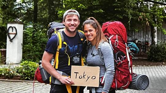 Während der Corona-Pandemie machen sich Bastian Maria und seine Frau Viviane auf die Reise nach Japan zu den Olympischen Spielen