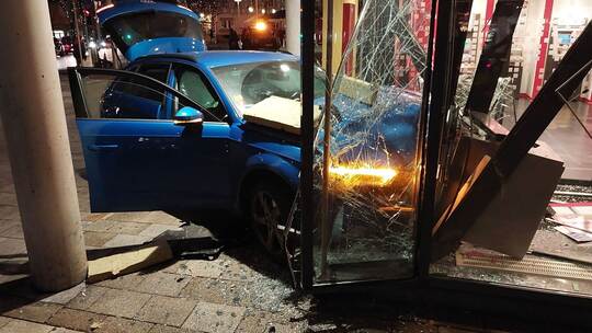Auto durchbricht Scheibe einer Bankfiliale