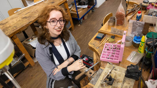 Wo Schmuck entsteht: Anna-Lisa Straub an ihrem Arbeitsplatz in der Werkstatt des Emma-Kreativzentrums. Kulturschätzchen Anna Straub