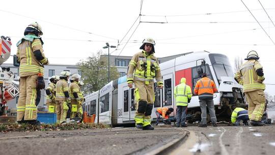 Straßenbahn in Düsseldorf entgleist Straßenbahn in Düsseldorf entgleist