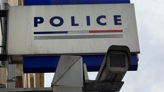 Stalker versteckt sich unter Bett der Ex-Frau