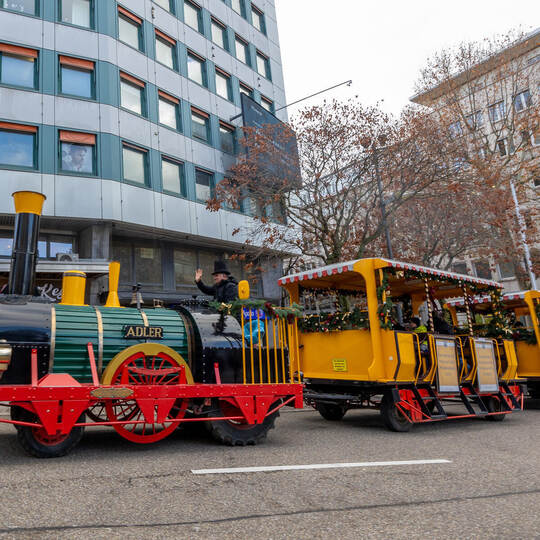 Und los geht die wilde Fahrt: Geschickt und mit einem breiten Lächeln im Gesicht lenkt Lokführer Rolf Mumm sein City-Bähnle zu a Pforzheimer City Bähnle
