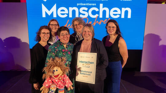 Der Inklusionsrat Keltern mit Sabrina Bogner-Rudolf und Christine Bischoff (vorne von links) freut sich über den Preis zum Thema