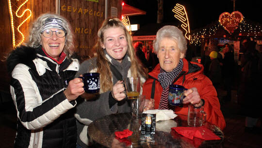 Petra Lichtner (von links) aus Enzberg, Lara Nonnenmann und Waltraud Lichtner aus Ölbronn genießen am Mittwochabend die Eröffnun