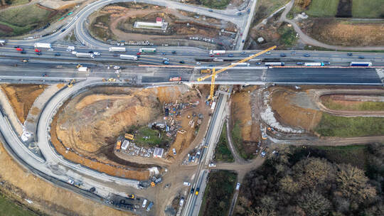 Schon heute quetschen sich wegen der A8-Baustelle täglich zwischen 15.000 und 21.000 Fahrzeuge über die Rest-Bundesstraße zwisch Autobahn A8 AS Pforzheim Ost