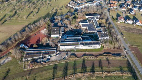 Das Bildungszentrum Steinegg im Januar. Mit den alten Sportanlagen. Neue sollen zwischen Kinderbildungszentrum und Schule im Vor Jubiläum Gemeinde Neuhausen