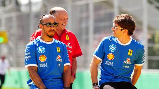 Die beiden Ferrari-Fahrer und ihr Teamchef