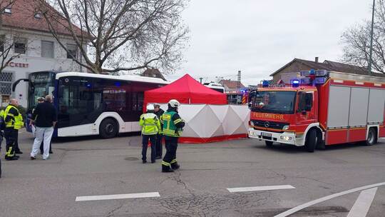 Fußgänger stirbt bei Unfall mit Linienbus Fußgänger stirbt bei Unfall mit Linienbus