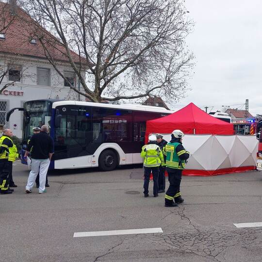 Fußgänger stirbt bei Unfall mit Linienbus