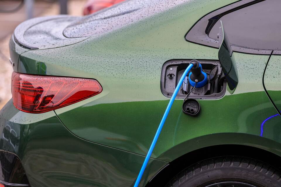 Elektroauto lädt an Ladesäule Elektroauto lädt an Ladesäule