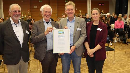 Freuen sich über Fairtrade-Auszeichnung: Botschafter Manfred Holz (Mitte, links) überreicht Landrats-Vize Frank Wiehe die Urkund