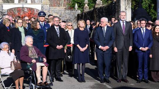 Imanol Pradales Gil (Zweiter von rechts), Ministerpräsident der Autonomen Gemeinschaft Baskenland, König Felipe VI. von Spanien, Bundespräsident Steinmeier in Spanien
