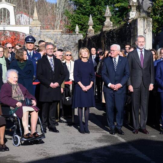 Imanol Pradales Gil (Zweiter von rechts), Ministerpräsident der Autonomen Gemeinschaft Baskenland, König Felipe VI. von Spanien, Bundespräsident Steinmeier in Spanien