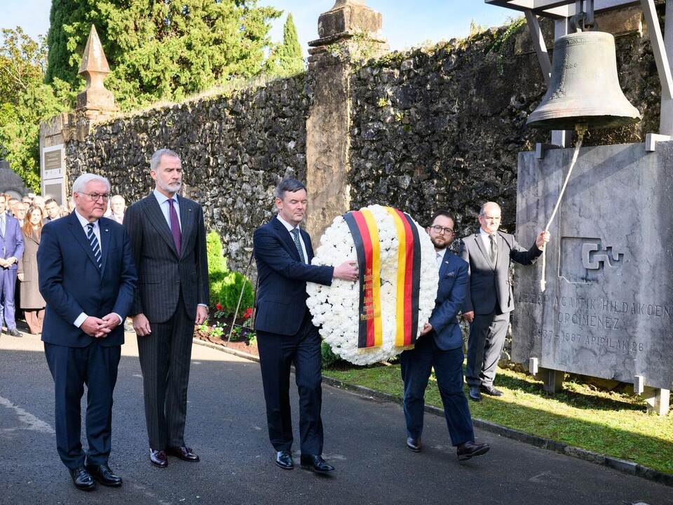 Bundespräsident Frank-Walter Steinmeier (von links) legt in Anwesenheit von König Felipe VI. von Spanien, auf dem Friedhof von G Bundespräsident Steinmeier in Spanien