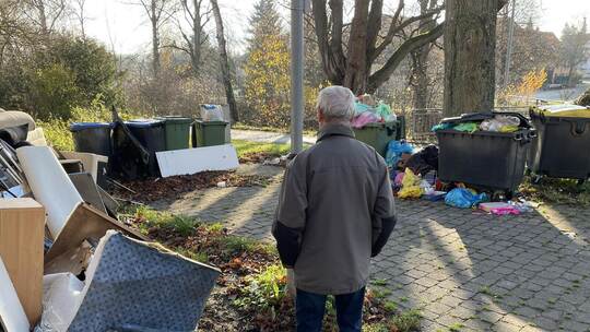 Ein Anblick wie auf einer Müllhalde: Überquellende Mülltonnen, kaputte Matratzen und Möbel neben einem von Roma bewohnten Haus i