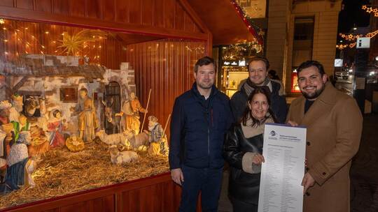 Christoph von Lettow-Vorbeck, Constantin Heel, Daniela Janssen und Philipp Dörflinger (von links) vor der Krippe.